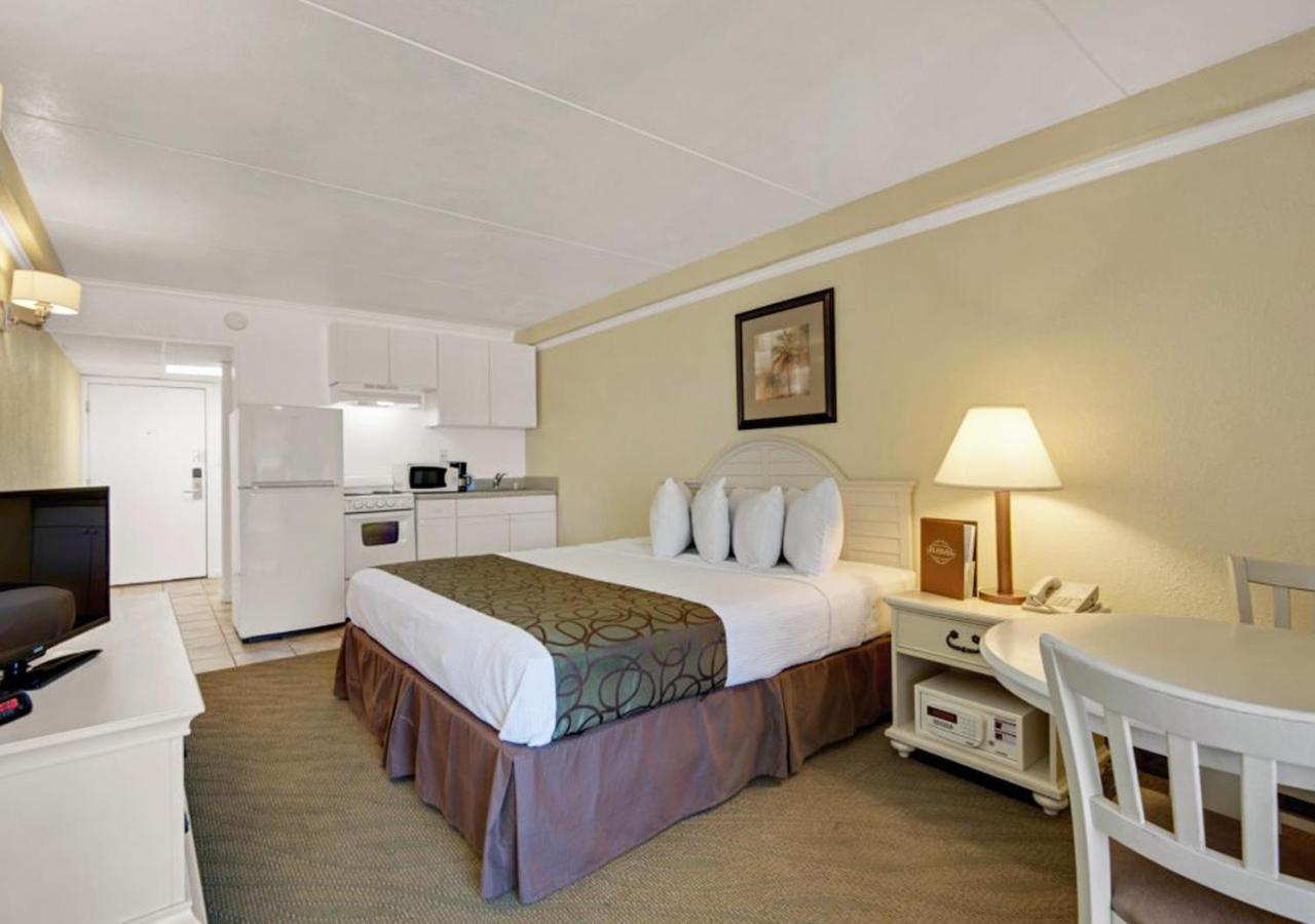 Ramada By Wyndham Panama City Beach / Beachfront Exterior photo