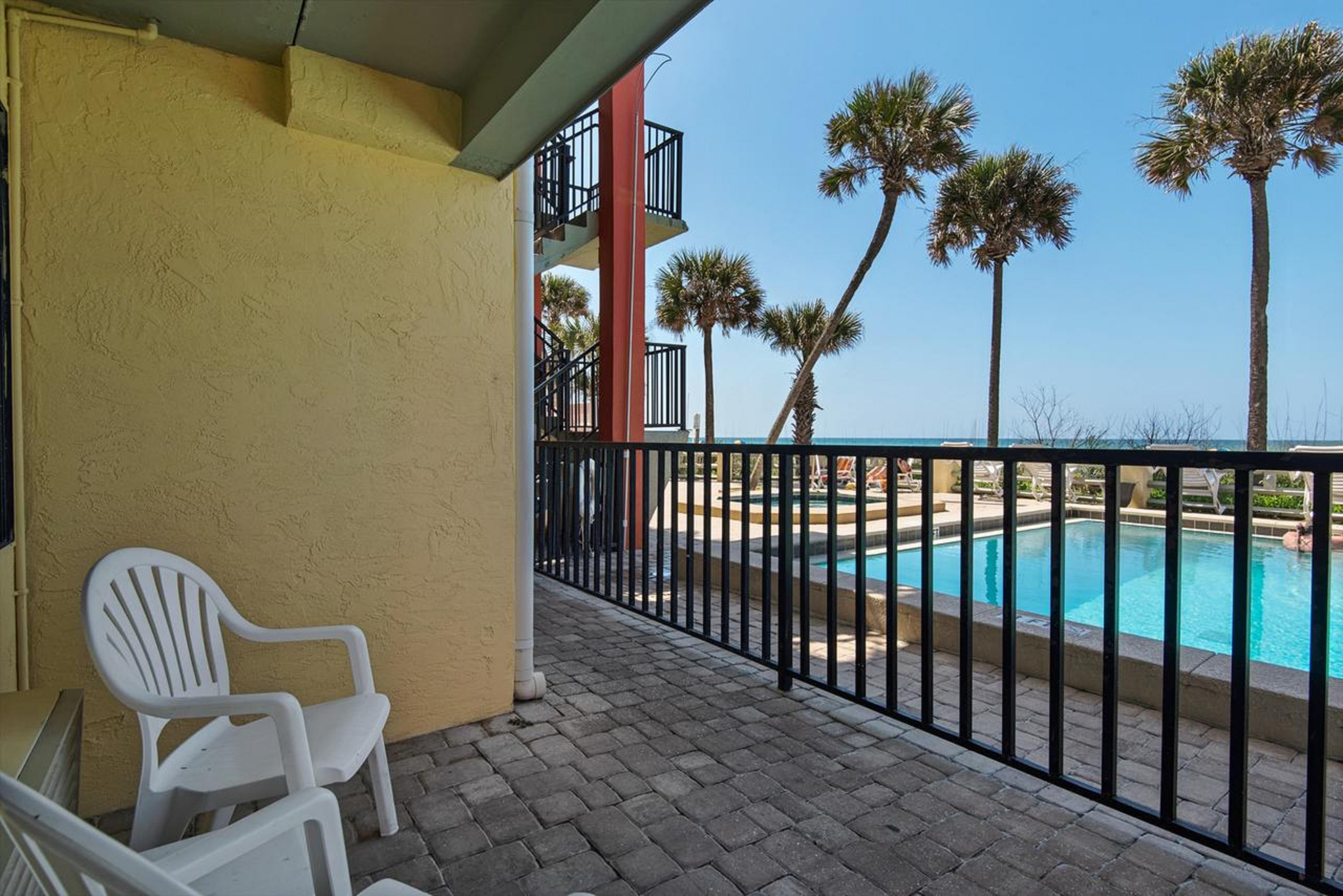 Ramada By Wyndham Panama City Beach / Beachfront Exterior photo
