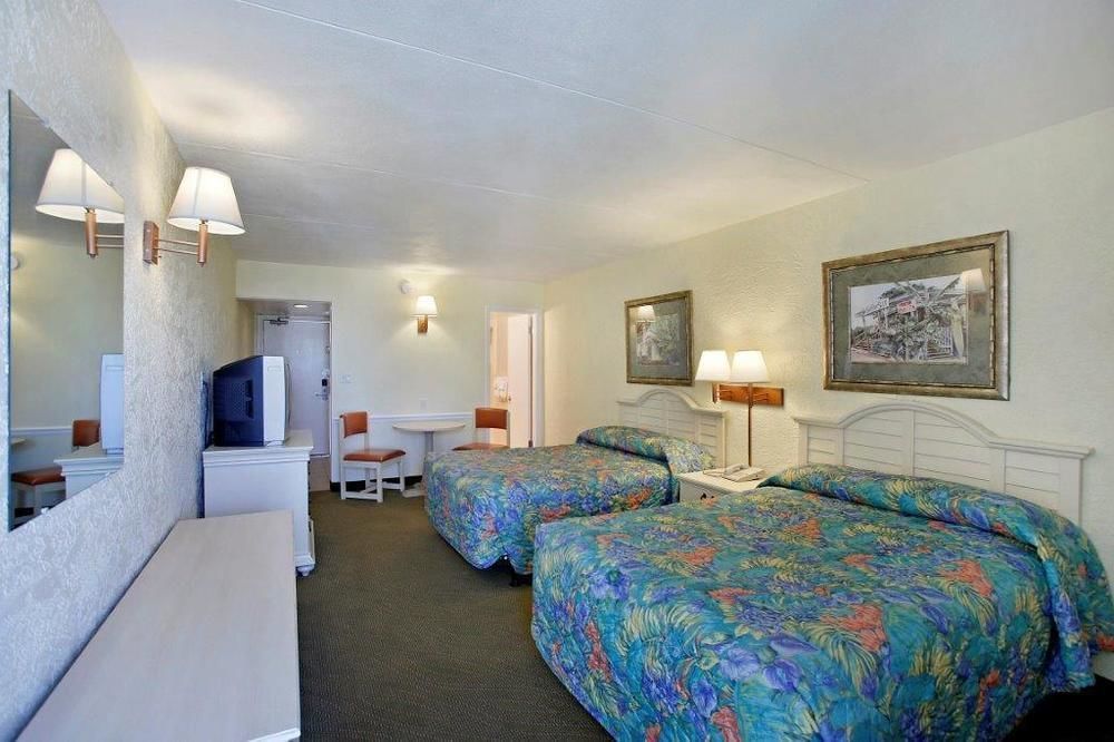 Ramada By Wyndham Panama City Beach / Beachfront Exterior photo